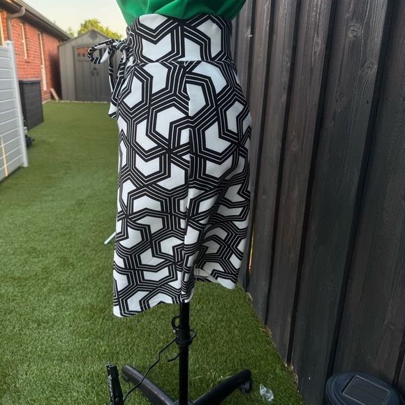 Classic Concepts Geometric Black and White Skirt Medium - Picture 4 of 6